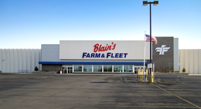 fleet farm shoe department
